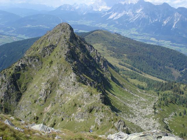 74 Krahbergzinken 2134 m und Planai.JPG